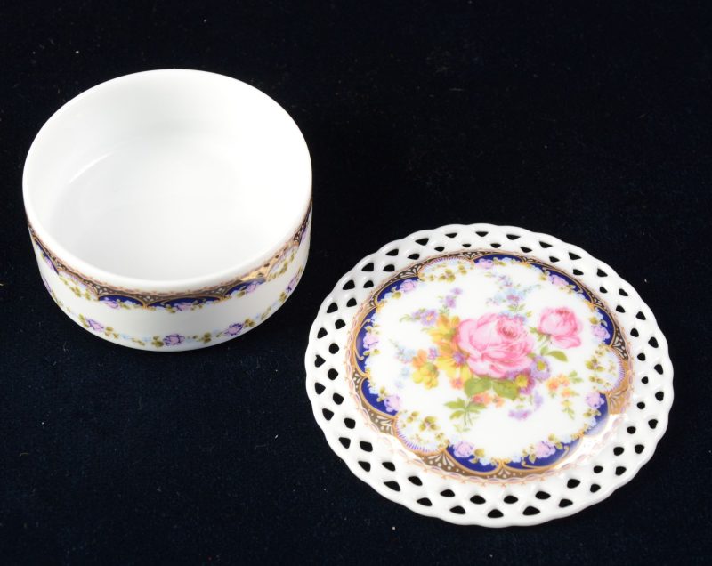 Śliczna mała szkatułka porcelana Portugalia-351